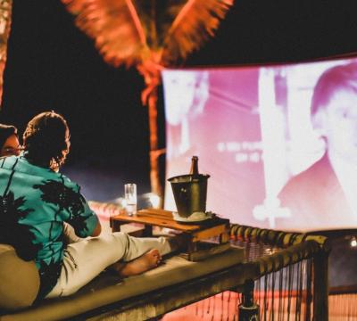Menu especial e sessão de cinema ao ar livre embalam Dia dos Namorados no Blue Praia Bar