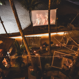 Blue Praia Bar exibe Uma Linda Mulher em sessão de cinema ao ar livre